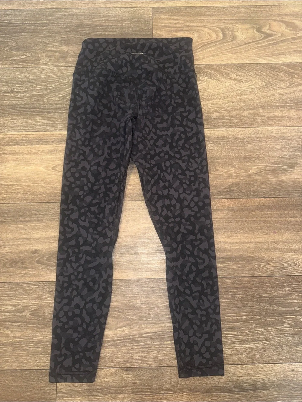 High-Waist Black Patterned Leggings - Picture 3 of 10